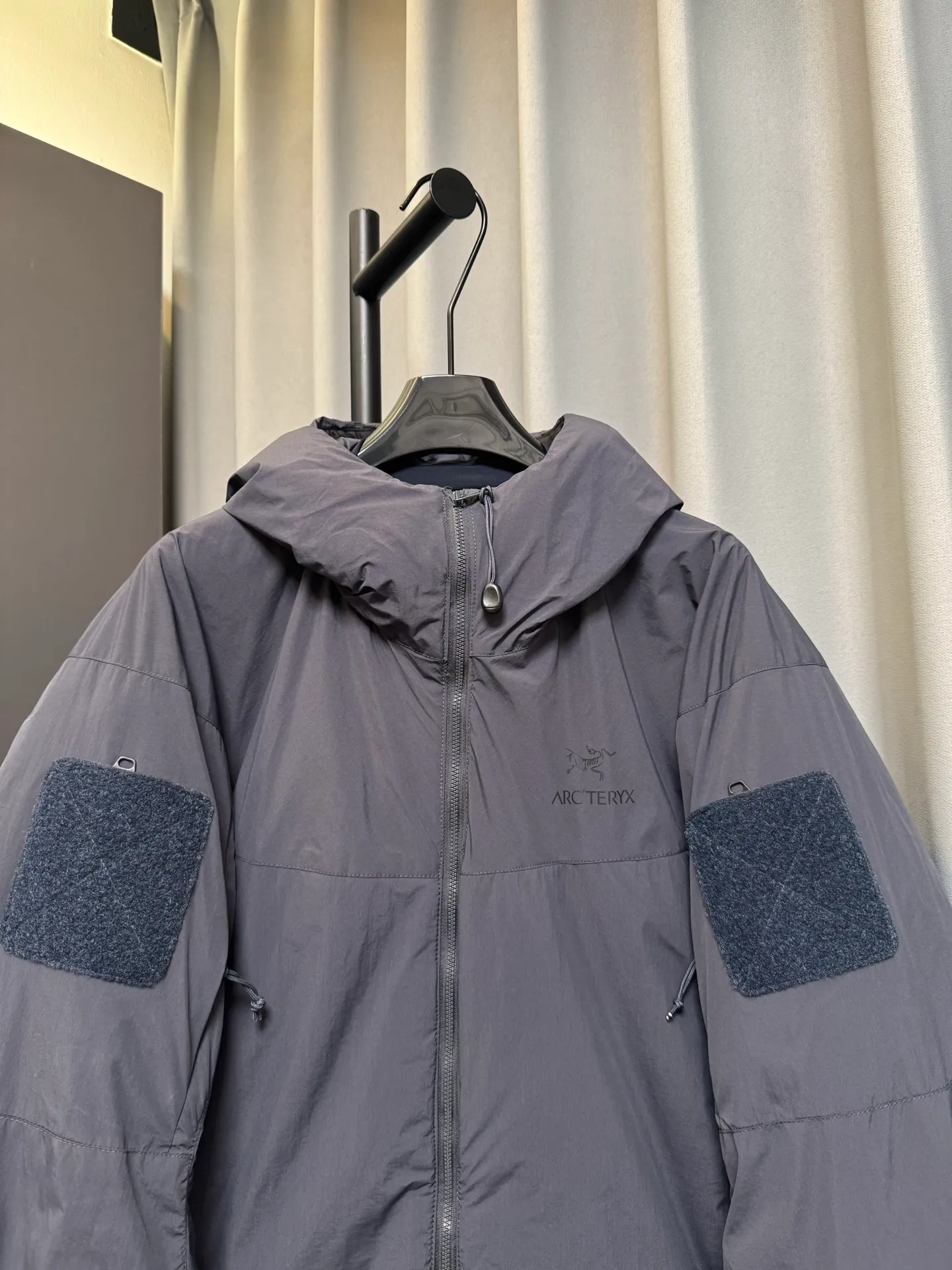 【Premium 】 Arc·teryx 26fw ! N WINDSTOPPER 2L ， Coreloft 100 ， 。 Cold Series ， ， ， ！ ， 。 windstopper ,n Gossamera Fusion WS。 ， ： 1： WINDSTOPPER ， ， ， ， 。 Coreloft ， 。 。 2： 。 3： ， ， 。 4： ， ， 。 ， ， ： / Gray/ Size：s/m/l/xl/xxl